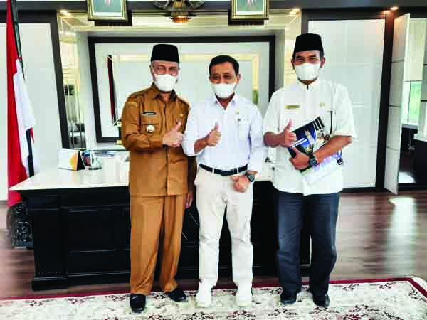 FOTO BERSAMA—Anggota DPD RI dari Dapil Sumbar Muslim M  Yatim foto bersama saat melakukan kunjungan kerja ke Kota Bukittinggi.