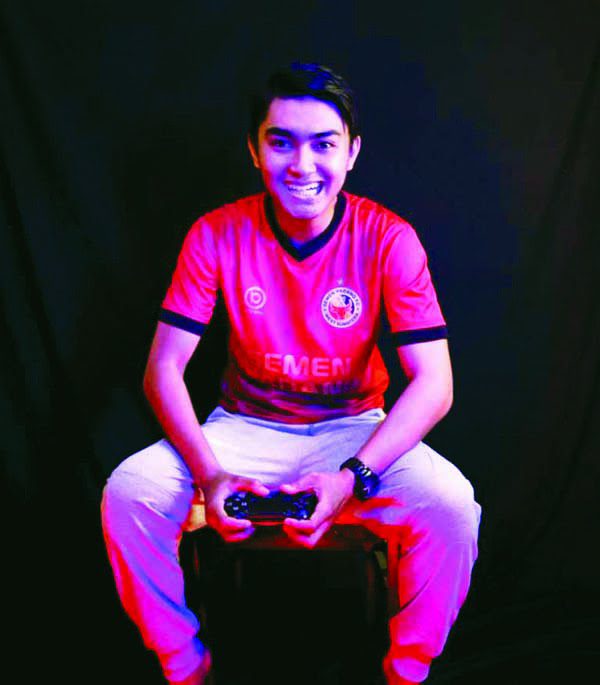 PEMAIN BARU— Manajemen SPFC resmi merekrut pemain olahraga elektronik (e-sport) profesional pertamanya, Vantri Julian, Selasa (20/4).