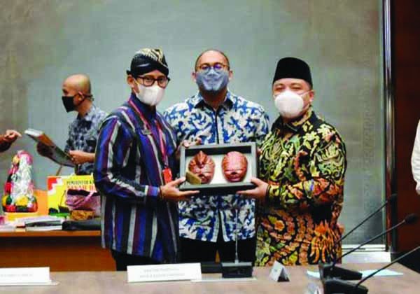 CENDERA MATA KHUSUS— Menteri Parisiwata Sandiaga Uno memberikan cendera mata khusus untuk Andre Rosiade dan Irwan Afriadi.