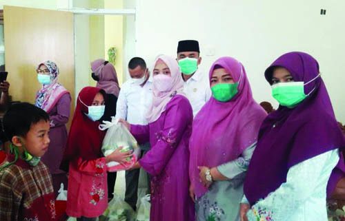 SALURKAN PAKET SEMBAKO— LKKS Agam menyalurkan bantuan paket sembako kepada 30 anak yatim di Kecamatan Tanjung Raya, Matur dan Palembayan.