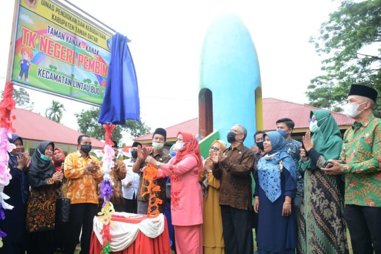 Empat TK Diresmikan Bupati 1 RESMIKAN—Staf Ahli Bupati Bidang Sumber Daya Manusia dan Kemasyarakatan dr. Ermon Revlin, resmikan TK.