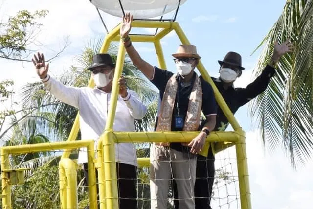 Di Balik Kunjungan Menteri Pariwisata Ekonomi Kreatif Sandiago Uno, Promosikan Batik Sampan ke Dunia Internasional 1 TINJAU POTENSI— Wako Genius Umar, Menteri Sandiaga Uno dan wawako saat tinjau petensi wisata di Desa Tungkal Selatan.