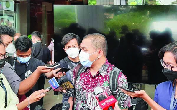 Aziz Yanuar Sebut tak Ada Bukti Kuat Munarman Terkait Tindak Pidana Terorisme 1 PERNYATAAN—Aziz Yanuar yang ditemui di Pengadilan Negeri Jakarta Timur saat memberikan pernyataan terkait penangkapan Munarman, Rabu (28/4).