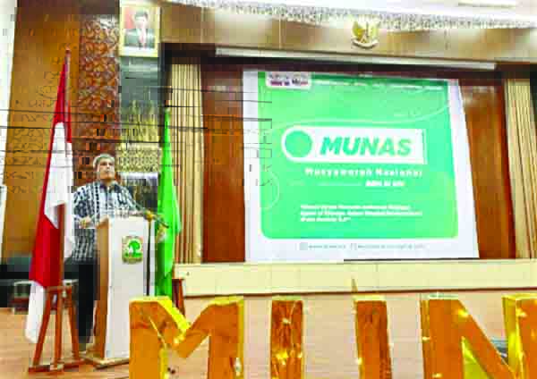 PENUTUPAN MUNAS— Wakil Rektor 3 Bidang Kemahasiswaan Unand Dr Ir Insannul Kamil menutup Munas BEM Seluruh Indonesia ke-XIV, Jumat (2/4), di kampus Unand Limau Manis.