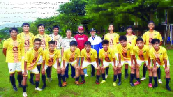 FOTO BERSAMA— Skuat Gempar FC bersama Ketua  Gempar FC ,Indra Kasman, SE, Ketua Askot PSSI Padang, Mastilizal Aye dan Pesepakbola Senior Kota Padang Nuryirwan Zakaria.