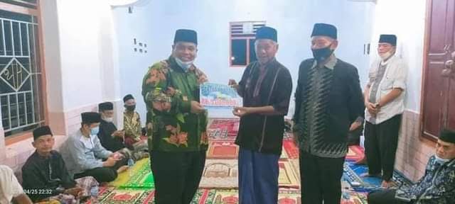 SERAHKAN BANTUAN— Bupati Suhatri Bur serahkan bantuan saat kunjungi masjid bersama Tim Safari Ramadhan.