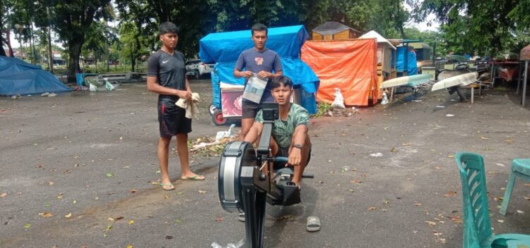 Dayung Sumbar Optimis Curi 4 Medali Emas di PON 1 LATIHAN TARIKAN— Atlet dayung PODSI Sumbar tengah melakukan latihan tarikan untuk kekuatan kaki dengan alat latihan argometer.