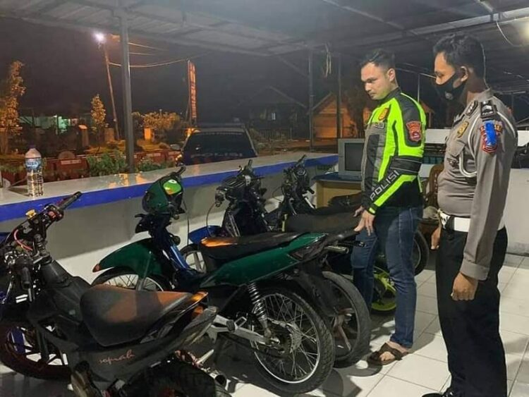 PERIKSA MOTOR—Kasatlantas Iptu Albert IG Hutagalung saat periksa kendaraan sepeda motor yang diamankan.