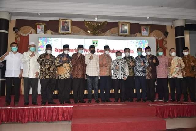 FOTO BERSAMA—Bupati Padangpariaman Suhatri Bur usai kegiatan foto bersama dengan Gubernur Sumbar Mahyledi.