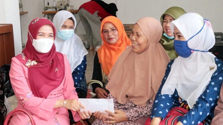 SERAHKAN BANTUAN— Bunda PAUD Kota Pariaman, Ny Lucyanel Genius serahkan bantuan kepada korban atas nama Zelfina (41) guru honorer dan Ismaliwati (54) Kepala SDN 04 Rawang.