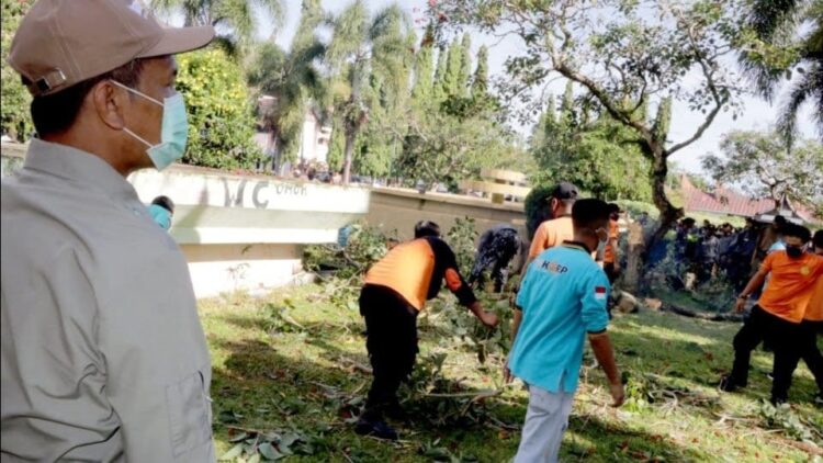 Barakai dan Siswa Siswi Bersihkan Lapangan Merdeka