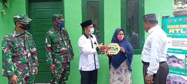 Baznas Serahkan Kunci RTLH 1 SERAHKAN—Ketua Baznas Padangpariaman Rahmat Tuangku Sulaiman serahkan kunci RTLH yang sudah direhab.