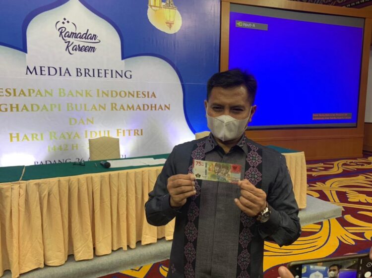 PERLIHATKAN UANG-Kepala Bank Indonesia (BI) Perwakilan Sumatra Barat (Sumbar) Wahyu Purnama A memperlihatkan Uang Peringatan Kemerdekaan 75 Tahun RI (UPK 75 Tahun RI).