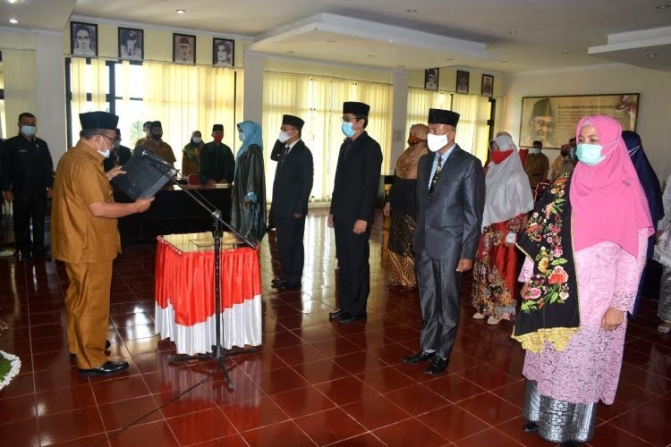 Bupati Agam Dr Andri Warman melantik 16 pejabat fungsional di lingkungan Pemkab Agam.