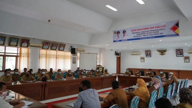 PIMPIN—Bupati Eka Putra didampingi Wakil Bupati Richi Aprian pimpin rapat monitoring dan evaluasi kemarin.