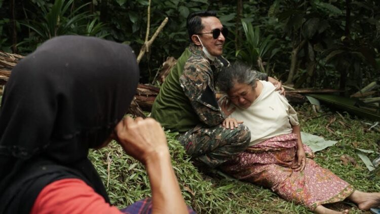 HISTERIS— Korban angin kencang histeris saat Bupati Tanah Datar Eka Putra, SE meninjau lokasi di Nagari Lubuk Jantan dan Tapi Selo Kecamatan Lintau Buo Utara, Minggu (4/4).