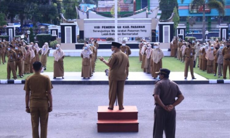 Meriahkan Bulan Ramadhan 1442 H, Bupati Harapkan ASN Ramaikan Masjid 1 PIMPIN APEL GABUNGAN— Bupati Pasaman Benny Utama memimpin apel gabungan dengan menerapkan prokes kesehatan.