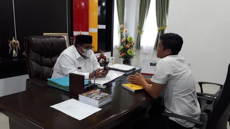 Bupati Dukung Penuh APIP Menuju Level 3 1 ARAHAN—Bupati Padangpariaman Suhatri Bur memberikan arahan kepada Inspektur Hendra Aswara tentang dukungan peningkatan kapasitas APIP level 3.