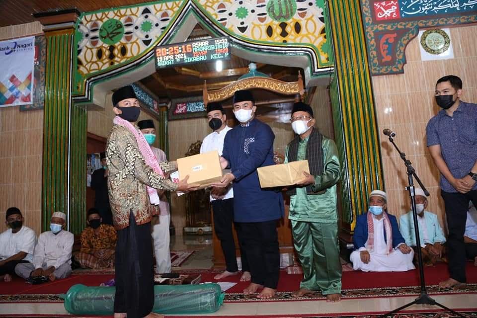 Bupati Sutan Riska Tuanku Kerajaan menyerahkan Bantuan Tim Safari Ramadhan Pemda Dharmasraya kepada Pengurus Masjid Nailul Khairat Nagari Sikabau.