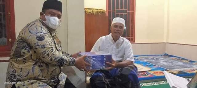 SERAHKAN Al Quran— Bupati Suhatri Bur serahkan Al Quran kepada  jamaah yang ikut tadarus.