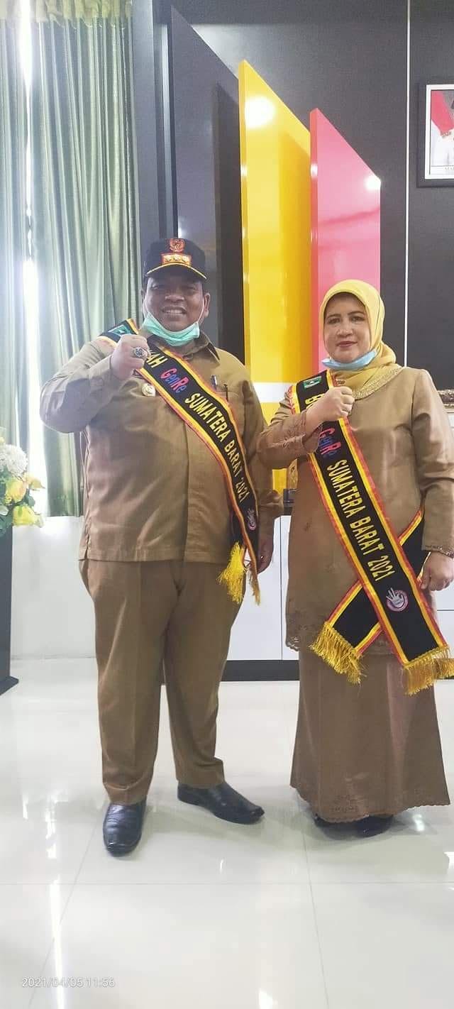 AYAH BUNDA— Bupati Padangpariaman Suhatri Bur  bersama Ny Yusrita Suhatri Bur dinobatkan sebagai Ayah dan Bunda GenRe 2021.