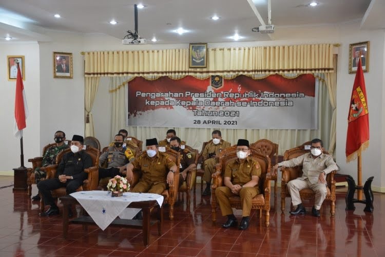 RAKOR— Bupati Agam Andri Warman bersama Wabup Irwan Fikri hadiri Rakor dengan Presiden RI, Joko Widodo secara virtual.