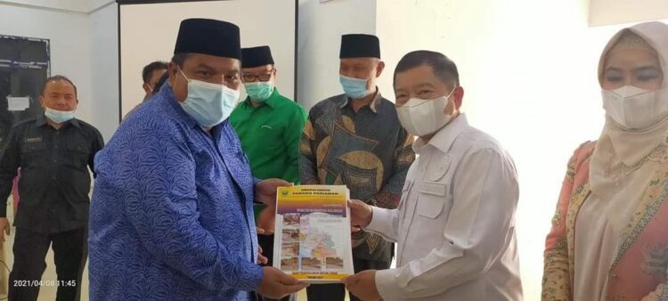 SERAHKAN PROPOSAL—Bupati Suhatri Bur serahkan proposal kepada Menteri Bappenas/PPN.