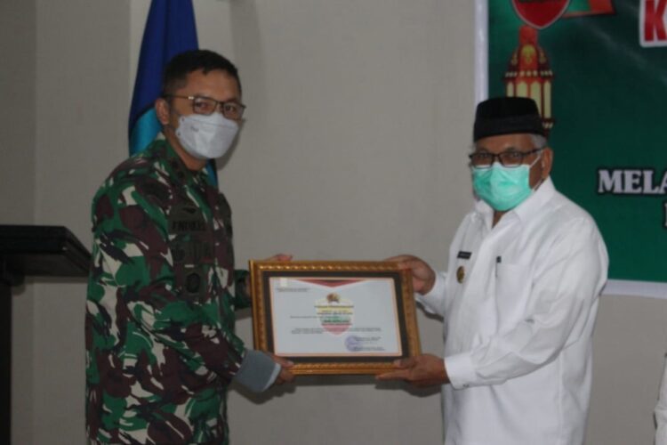 Dandim 0310/SS Beri Penghargaan Pemko dan Tokoh Agama, Motivasi Tetap Menjaga Kerukunan Umat 1 PENGHARGAAN— Dandim 0310/SS Letkol Inf Endik Hendra Sandi Ssos MI Pol memberikan penghargaan kepada Wawako Zohirin Sayuti.