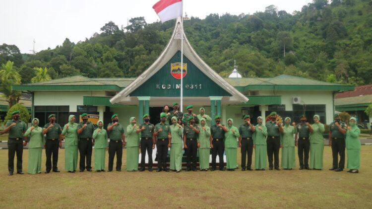 NAIK PANGKAT—Dandim 0311/Pessel Letkol Inf Gamma Arthadilla Sakti usai melantik angotanya yang naik pangkat foto bersama di  Makodim 0311/Pessel .