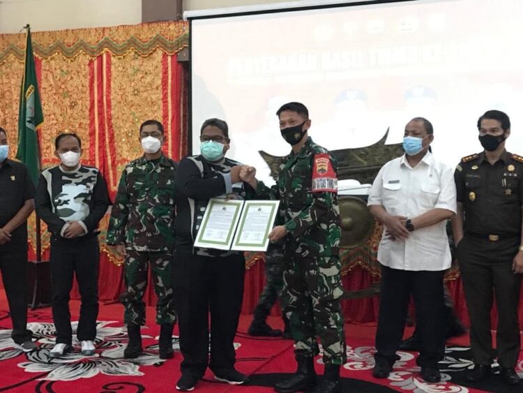 Dansatgas serahkan hasil TMMD kepada Bupati.