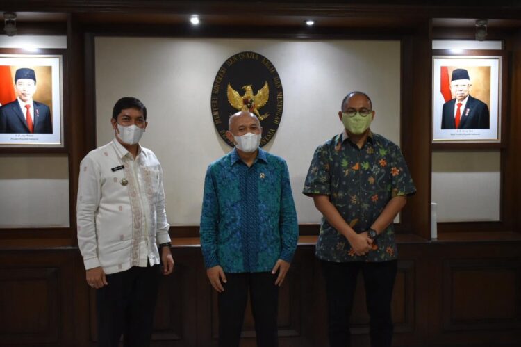 TEMUI—Walikota Sawahlunto Deri Asta SH bersama anggota DPR Ri Andre Rosiade menemuai Menteri KKP RI dalam dalam mensiasati pembangunan Kota Sawahlunto.