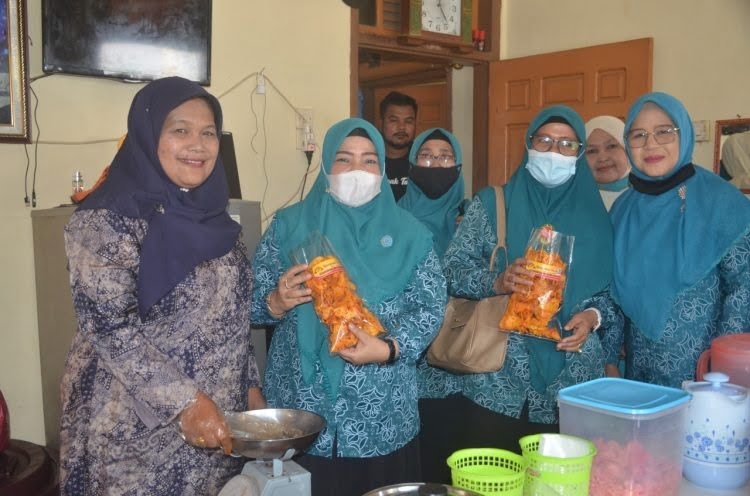 Usaha Unggulan UP2K PKK Kubang Putiah Raup Omzet Jutaan/Bulan, Produk Dijual secara Online 1 RAUP OMZET— Dijual secara online, usaha unggulan UP2K PKK Kubang Putiah sukses meraup omzet jutaan per bulan.