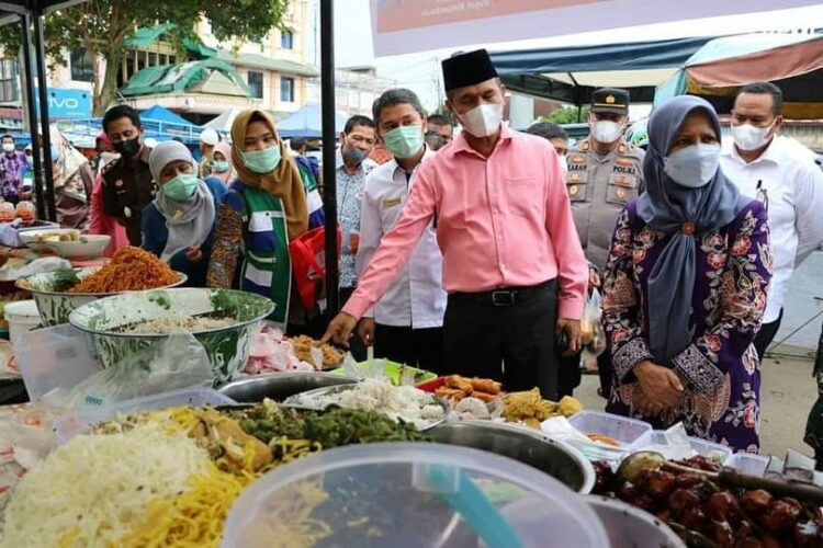PERIKSA TAKJIL— Wali Kota Pariaman H Genius Umar bersama BPOM Padang saat meninjau takjil yang dijual pedagang. Hingga kemarin, takjil yang dijual pedagang bebas dari zat berbahaya.