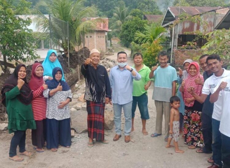 BERSAMA WARGA-Anggota Fraksi Gerindra DPRD Padang Manufer Putra Firdaus berfoto bersama warga usai meninjau pembangunan drainase di Kompleks Bumi Lareh Permai, Sungai Lareh, Kelurahan Lubuk Minturun, Kecamatan Kototangah, Sabtu (10/4).