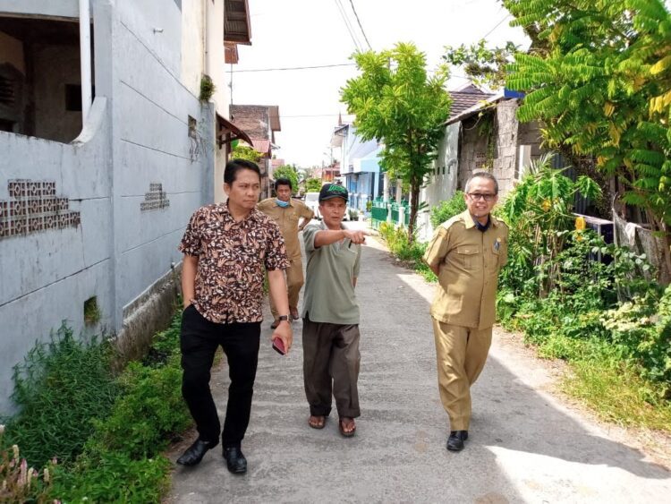 Masa Reses ke Dapil Awal 2021, Tampung Berbagai Aspirasi Pembangunan Fisik dan Non Fisik 1 Anggota DPRD Sumbar Evi Yandri meninjau rencana pengerjaan jalan melalui dana Pokir 2020 yang dialksanakan 2021.