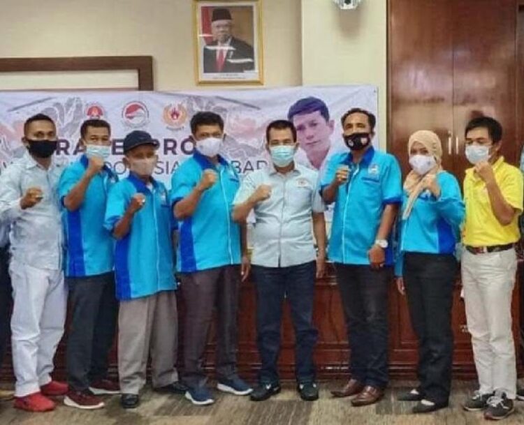 FOTO BERSAMA—Ketua Pengprov Wushu Sumbar Kompol Yanisman bersama pengurus saat bersama Ketua Umum KONI Sumbar Syaiful di Padang beberapa waktu lalu