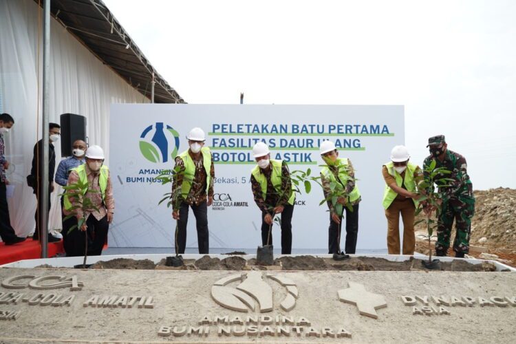 BATU PERTAMA—Peletakan batu pertama pembangunan fasilitas daur ulang PET seluas 20.000 M2 di Bekasi, Provinsi Jawa Barat, Senin (5/4) oleh Coca-Cola Amatil Indonesia kerjasama dengan Dynapack Asia.