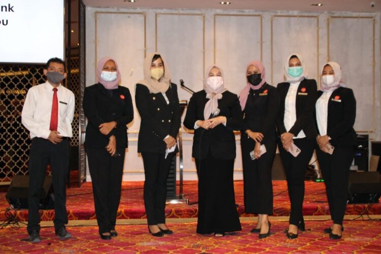 Rebranding Hotel Grand Zuri, Kini Bernama The ZHM Premiere Hotel Padang 1 MANAJEMEN HOTEL— GM The ZHM Premier Hotel Padang, Surni Yanti bersama jajaran manajemen hotel berfoto bersama usia kegiatan buka bersama, Selasa (13/4) malam.