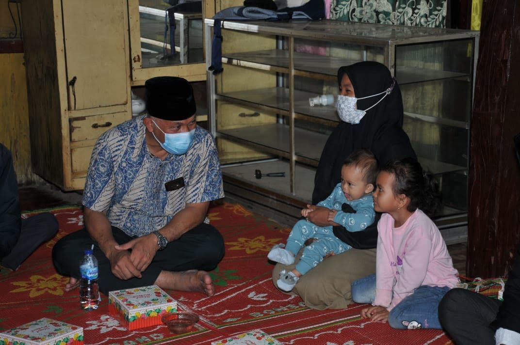 Gubernur Sumbar Mahyeldi sahur bareng dengan Gakin di tak layak huni di Jorong Aro Nagari Talang Kecamatan Gunung Talamg Solok