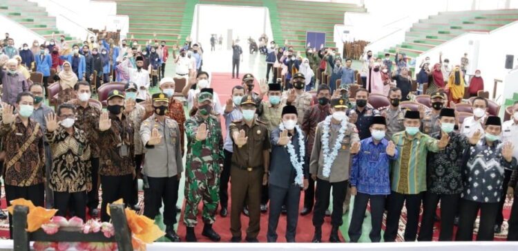 SUARA BULAT—Dengan suara bulat nyatakan sikap, IAIN menolak Narkoba. Hadir Rektor IAIN, Bupati dan Forkopimda.