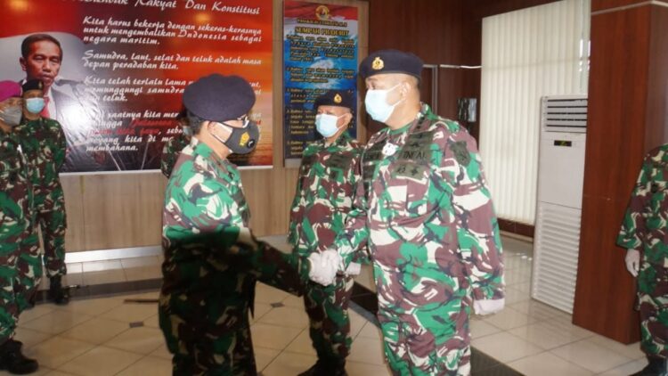 SALAM—Danlantamal II Laksamana Pertama TNI Hargianto salami pejabat yang naik pangkat.