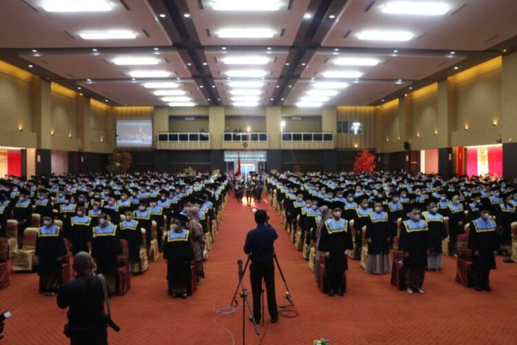WISUDA— STKIP PGRI— Sumbar mewisuda 366 orang lulusan dalam wisuda ke-62 di Gedung STKIP Convention Center.