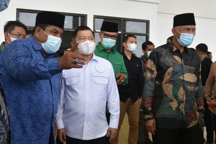 TINJAU—Menteri PPN/Kepala Bappenas Suharso Monoarfa didampingi Bupati Padangpariaman Suhatri Bur meninjau Stadion Utama Sumbar di Sikabu  Lubukalung.