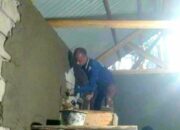 Bedah Rumah Warga Nagari, Wali Nagari Jadi Kuli Bangunan