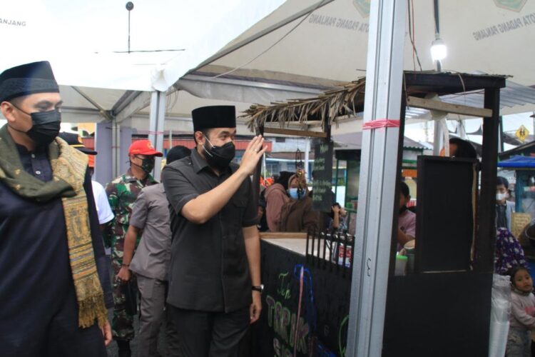 Pemko Identifikasi dan Pemetaan Jabatan 1 KUNJUNGI—Wako Padangpanjang Fadly Amran mengunjungi wajah baru Pasar Kuliner Kota Padangpanjang.