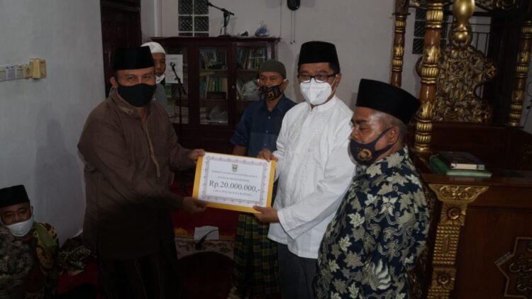 SERAHKAN BANTUAN— Danlantamal II  Laksamana Pertama TNI Hargianto.S.E.,M.M.,M.Si (Han) serahkan bantuan pada pengurus masjid.