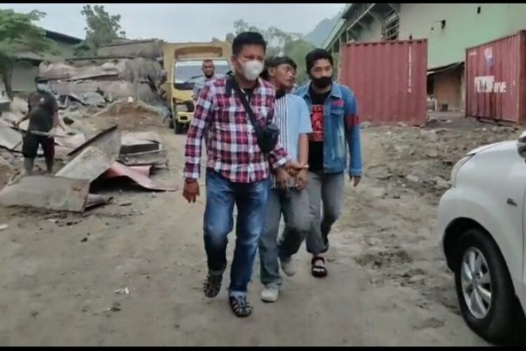 PENCURI DITANGKAP— Asryal (24) ditangkap di areal PT Semen Padang saat bekerja sebagai buruh lepas terkait kasus pencurian infocus.