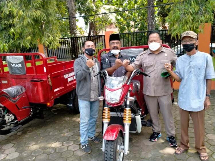 SERAHKAN BETOR— Anggota DPRD Padang, Boby Rustam menyerahkan 5 unit betor untuk warga di Padang Selatan dan Padang Timur.