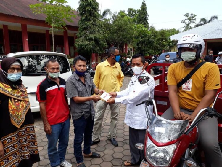 TERIMA BETOR— Ketua Fraksi Demokrat DPRD Padang, Surya Jufri menyerahkan bantuan betor kepada Ketua RW VII Sungai Barameh, Kelurahan Gates Nan XX, Kecamatan Lubukbegalung. Penyerahan betor ikut disaksikan Kepala DLH Kota Padang Mairizon, Rabu (21/4).