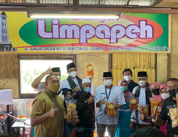 Menteri Pariwisata Sandiaga Uno bersama anggota DPR RI Andre Rosiade saat mengunjungi Sanjai Limpapeh Bukittinggi